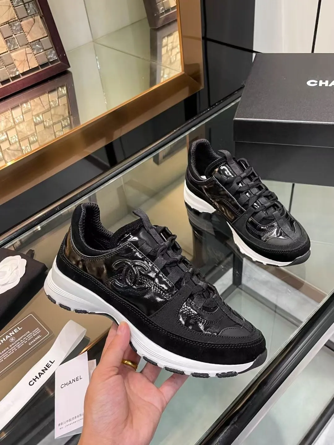 👟👟Ex-factory price 600👟👟Chanel Chanel 25SS latest white shoes, casual sports shoes, skate shoes, original purchase, development and production. Xiaoxiang C’s counter is another super hot model, loved by Internet celebrity bloggers and ladies, various praises on social platforms, super popular, high quality, breathable and super spring and summer. Seeing this issue always arouses the inner desire of girls for fashion. The latest calfskin material Classic black and white color scheme, fashionable on the feet and easy to care for #Material: Original customized imported cowhide material #Inner lining: Customized soft sheepskin lining #Sole: Original open-molded TPU non-slip outsole #Sole thickness: 2.5CM Size: 35-40 (custom-made size 40 is not returnable)